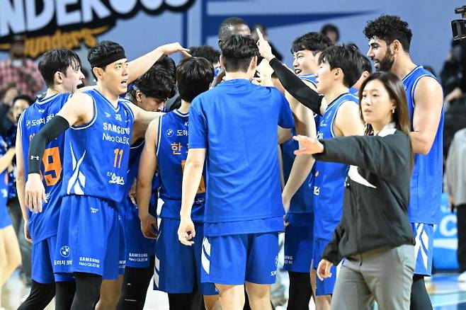 승리의 기쁨을 나누고 있는 서울 삼성 선수들. 사진=KBL