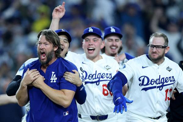 먼시가 동료들과 함께 승리를 기뻐하고 있다. 사진= Getty Images/AFP= 연합뉴스 제공