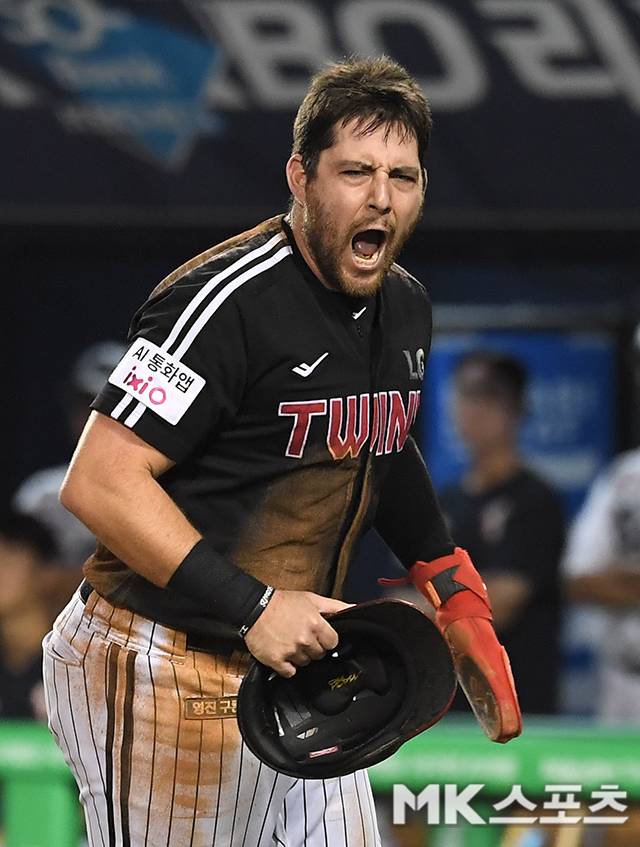 9월 10일 서울 잠실야구장에서 ‘2025 KBO리그’ LG 트윈스와 두산 베어스의 경기가 열렸다. 5회초 1사 만루에서 LG 오스틴이 두산 박신지 폭투 때 득점하고 있다. 사진=천정환 기자