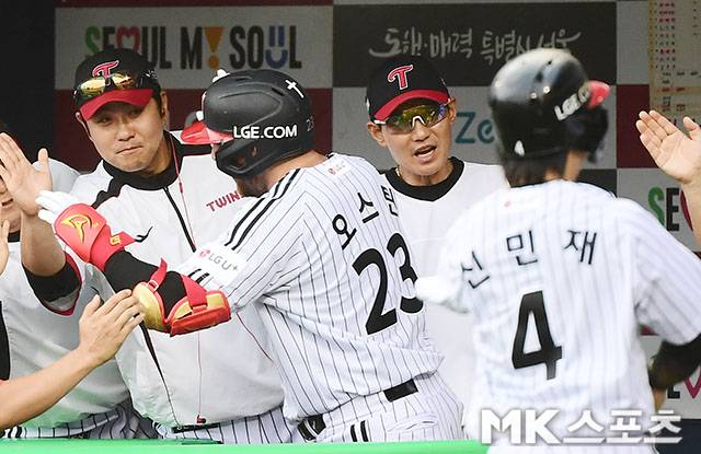 8월 9일 오후 서울 잠실구장에서 ‘2025 신한 SOL뱅크 KBO 리그’ 한화 이글스와 LG 트윈스 경기가 열렸다. 1회말 1사 2루에서 LG 오스틴이 한화 선발 엄상백을 상대로 선제 투런홈런을 치고 염경엽 감독의 축하를 받고 있다. 사진=김영구 기자