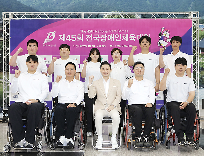 배동현 이사장(앞줄 가운데)이 BDH 파라스와 기념 촬영을 하고 있다. 사진=BDH재단