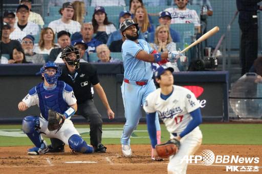 오타니는 3회 게레로 주니어에게 홈런을 허용했다. 사진(美 로스앤젤레스)=ⓒAFPBBNews = News1