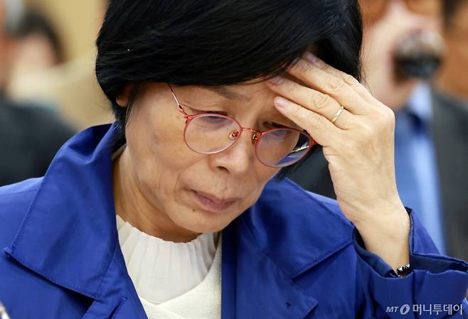 [서울=뉴시스] 고승민 기자 = 최민희 국회 과방위원장이 28일 서울 여의도 국회 의원회관에서 열린 K-바이오 혁신 세미나에서 자료를 살피고 있다. 2025.10.28. kkssmm99@newsis.com /사진=고승민