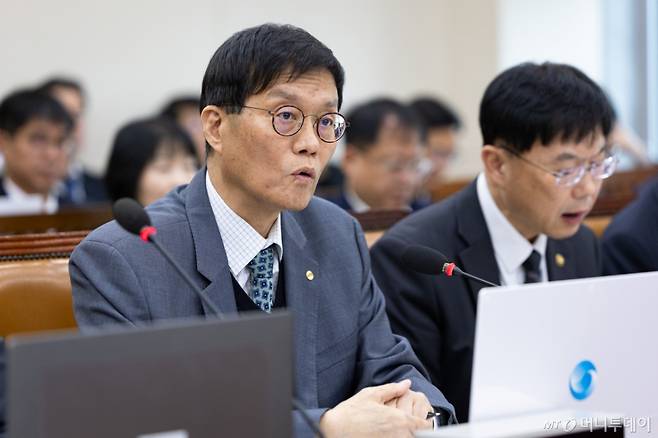 (서울=뉴스1) 유승관 기자 = 이창용 한국은행 총재가 29일 서울 여의도 국회에서 열린 기획재정위원회의 한국은행 등에 대한 국정감사에서 의원 질의에 답하고 있다. 2025.10.29/뉴스1  Copyright (C) 뉴스1. All rights reserved. 무단 전재 및 재배포,  AI학습 이용 금지. /사진=(서울=뉴스1) 유승관 기자