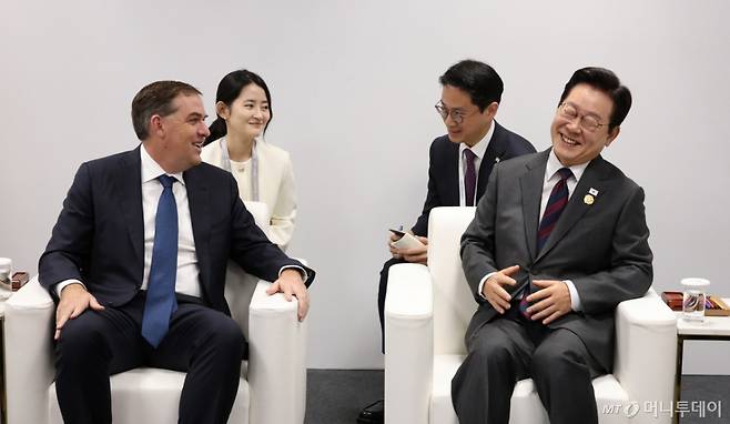 [경주=뉴시스] 고범준 기자 = 이재명 대통령이 29일 경북 경주예술의전당에서 맷 가먼 아마존웹서비스(AWS) 대표를 접견하고 있다. 2025.10.29. bjko@newsis.com /사진=