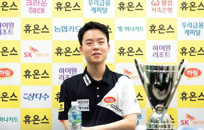 오랜 슬럼프를 탈출한 김영원이 비결로 초심을 꼽았다. 사진은 지난 28일 경기 고양킨텍스 PBA스타디움에서 열린 2025-26시즌 6차 투어 휴온스 PBA-LPBA 챔피언십 PBA 결승에서 우승을 차지한 김영원이 인터뷰를 진행 중인 모습. /사진=프로당구협회(PBA) 제공