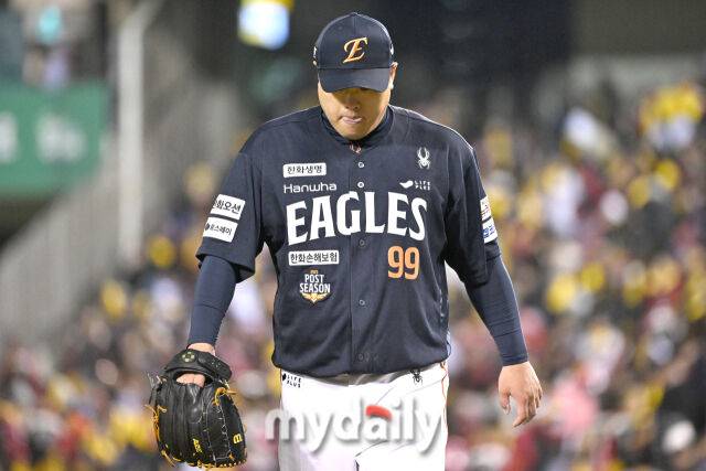 27일 서울 잠실야구장에서 열린 2025 신한 SOL 뱅크 KBO 한국시리즈 2차전' 한화 이글스와 LG 트윈스 경기. 한화 선발 류현진이 수비를 마치고 더그아웃으로 들어서고 있다./잠실=한혁승 기자 hanfoto@mydaily.co.kr