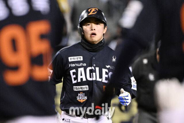 27일 서울 잠실야구장에서 열린 2025 신한 SOL 뱅크 KBO 한국시리즈 2차전' 한화 이글스와 LG 트윈스 경기. 한화 문현빈이 1회초 1사 1루에서 선제 투런포를 친 후 그라운드를 돌고 있다./잠실=한혁승 기자 fanfoto@mydaily.co.kr