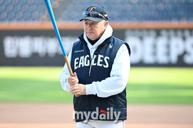 29일 대전 한화생명 볼파크 야구장에서 열린 '2025 신한 SOL 뱅크 KBO 한국시리즈 3차전' LG 트윈스와 한화 이글스 경기. 한화 김경문이 경기 전 선수들의 훈련을 지켜보고 있다./대전=한혁승 기자