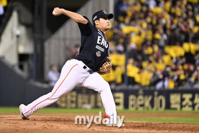 27일 서울 잠실야구장에서 열린 2025 신한 SOL 뱅크 KBO 한국시리즈 2차전' 한화 이글스와 LG 트윈스 경기. 한화 정우주가 8회말 교체되 마운드에 올라 힘차게 투구하고 있다./마이데일리