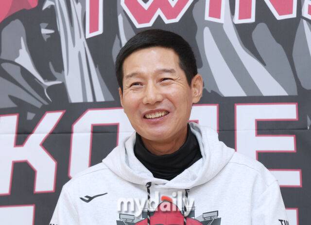 27일 서울 잠실야구장에서 열린 2025 신한 SOL 뱅크 KBO 한국시리즈 2차전' 한화 이글스와 LG 트윈스 경기. LG 염경엽 감독이 경기 전 기자회견에서 미소를 짓고 있다./마이데일리