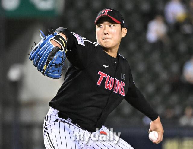 10일 오후 서울 잠실야구장에서 진행된 '2025 프로야구 KBO리그' 두산베어스와 LG트윈스의 경기. LG 선발투수 손주영이 역투하고 있다./마이데일리