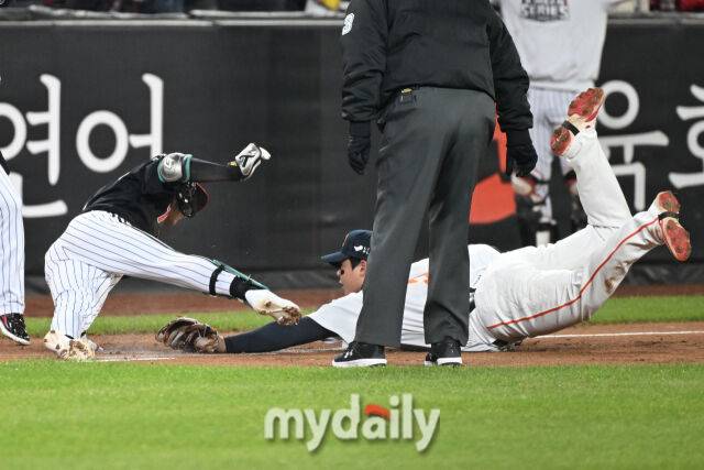 29일 대전 한화생명 볼파크 야구장에서 열린 '2025 신한 SOL 뱅크 KBO 한국시리즈 3차전' LG 트윈스와 한화 이글스 경기. LG 신민재가 3회초 2사 1루에 동점 적시를 친 후 3루에서 노시환의 태그를 피했지만 태그 아웃됐다./대전=한혁승 기자