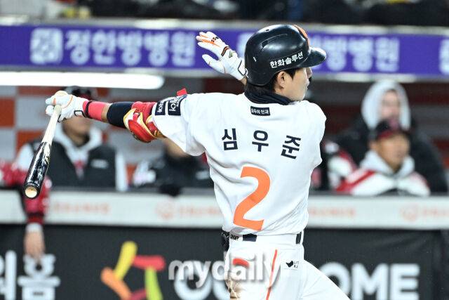 29일 대전 한화생명 볼파크 야구장에서 열린 '2025 신한 SOL 뱅크 KBO 한국시리즈 3차전' LG 트윈스와 한화 이글스 경기. 한화 심우준이 8회말 2사 만루에 2타점 역전 2타점 2루타를 치고 있다./대전=한혁승 기자 hanfoto@mydaily.co.kr