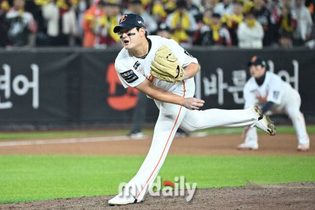 29일 대전 한화생명 볼파크 야구장에서 열린 '2025 신한 SOL 뱅크 KBO 한국시리즈 3차전' LG 트윈스와 한화 이글스 경기. 한화 김서현이 8회초 1사 1-3루에 교체되 마운드에 올라 힘차게 투구하고 있다./대전=한혁승 기자 hanfoto@mydaily.co.kr