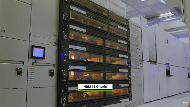 젠슨 황 엔비디아 최고경영자(CEO)는 28일(현지시간) 미국 워싱턴 D.C.에서 열린 엔비디아 기술 콘퍼런스 GTC에서 SK하이닉스가 인디애나에 짓고 있는 고대역폭메모리(HBM) 공장을 소개하며 ‘미국 제조업의 부흥’을 강조했다. [엔비디아 유튜브]