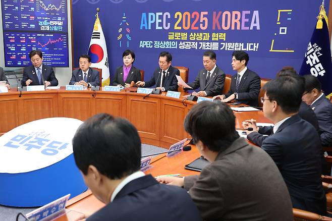 정청래 더불어민주당 대표가 29일 국회에서 최고위원회의를 주재하며 의사봉을 두드리고 있다. [연합]