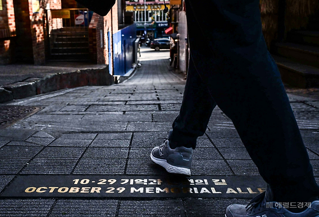 10.29 이태원 참사 3주기를 하루 앞둔 28일 서울 용산구 이태원역 1번 출구 인근 참사 현장에 마련된 ‘10.29 기억과 안전의 길’을 시민들이 지나고 있다.  이상섭 기자