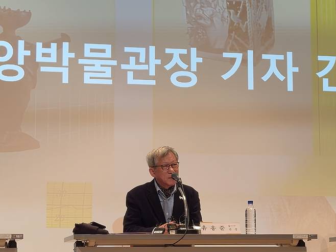 유홍준 국립중앙박물관장이 28일 서울 용산구 국립중앙박물관에서 열린 ‘보존과학센터’ 개관 기자간담회에서 국립중앙박물관 상설 전시 입장료 유료화를 추진한다고 말하고 있다.  김현경 기자