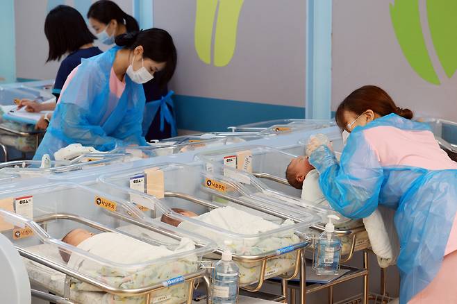24일 경기도 고양시 CHA의과학대학교 일산차병원 신생아실에서 간호사들이 아기를 돌보고 있다. [연합]