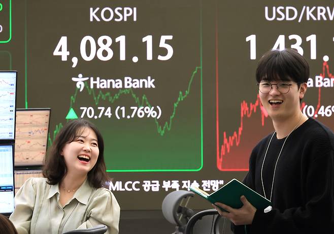 29일 서울 중구 하나은행 본점에서 직원들이 증시와 환율을 모니터하고 있다. 이날 코스피는 70.74포인트(1.76%) 오른 4081.15로 장을 마쳤다. <연합뉴스>