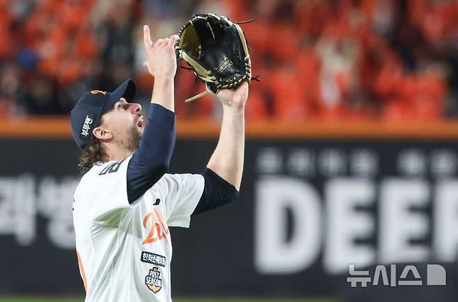 [대전=뉴시스] 황준선 기자 = 24일 대전 중구 한화생명볼파크에서 열린 2025 KBO 포스트시즌 플레이오프 5차전 삼성 라이온즈와 한화 이글스의 경기, 2-11로 승리하며 한국시리즈 진출을 확정지은 한화 와이스가 기뻐하고 있다. 2025.10.24. hwang@newsis.com