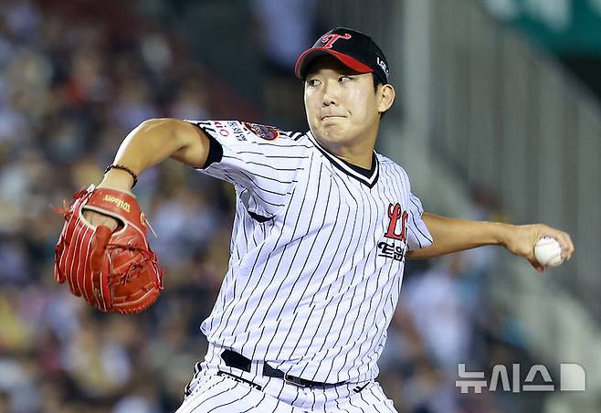 [서울=뉴시스] 이영환 기자 = 1일 오후 서울 송파구 잠실야구장에서 열린 2025 KBO 리그 NC 다이노스와 LG 트윈스의 경기, 5회초 마운드에 오른 LG 손주영이 공을 던지고 있다. 2025.10.01. 20hwan@newsis.com