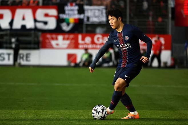 [브레스트=AP/뉴시스] 파리 생제르맹(PSG)의 이강인이 25일(현지 시간) 프랑스 브레스트의 스타드 프랑시스 르 블레에서 열린 2025-26 리그1 9라운드 브레스트와 경기 중 공을 다루고 있다. 이강인은 67분을 소화했고, PSG는 3-0으로 승리했다. 2025.10.26.