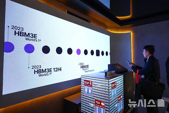 [서울=뉴시스] 황준선 기자 = 22일 서울 강남구 코엑스에서 개막한 제27회 반도체대전을 찾은 관람객들이 SK하이닉스 부스를 둘러보고 있다. 2025.10.22. hwang@newsis.com