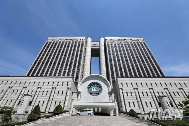 [서울=뉴시스] 서울고법 형사6-3부(부장판사 이예슬·정재오·최은정)는 29일 특정범죄 가중처벌 등에 관한 법률 위반(향정) 등 혐의로 구속기소된 박씨의 항소심 선고기일에서 1심의 징역 3년 6개월보다 감형된 징역 2년을 선고했다. 1심과 동일하게 40시간의 약물 중독 치료 프로그램 이수와 추징금 1억5316만원에 대한 가납도 명했다. 사진은 서울중앙지법·서울고법이 위치하고 있는 서울 서초구 서울법원종합청사 본관의 모습. (사진=뉴시스DB). 2025.04.02. photo@newsis.com