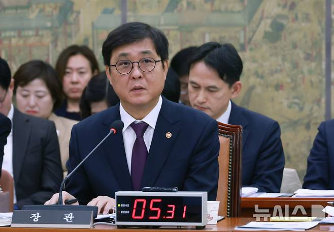 [서울=뉴시스] 고승민 기자 = 최휘영 문화체육관광부 장관이 29일 서울 여의도 국회에서 열린 문화체육관광위원회의 문화체육관광부, 국가유산청 등 종합감사에서 의원 질의에 답하고 있다. 2025.10.29. kkssmm99@newsis.com
