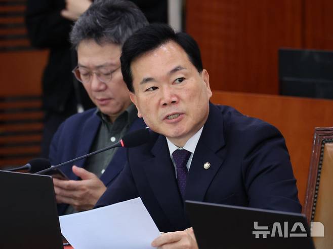 [서울=뉴시스] 김금보 기자 = 김승수 국민의힘 의원이 23일 오후 서울 여의도 국회에서 열린 문화체육관광위원회 국정감사에서 질의를 하고 있다. 2025.10.23. kgb@newsis.com