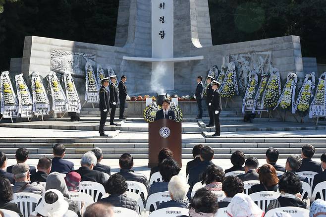 [부산=뉴시스] 전국해상선원노동조합연맹은 29일 오전 부산 영도구 태종대공원 입구에 위치한 순직선원위령탑에서 제47회 순직선원 위패봉안 및 합동위령제를 개최했다고 밝혔다. (사진=선원노련 제공) 2025.10.29. photo@newsis.com *재판매 및 DB 금지