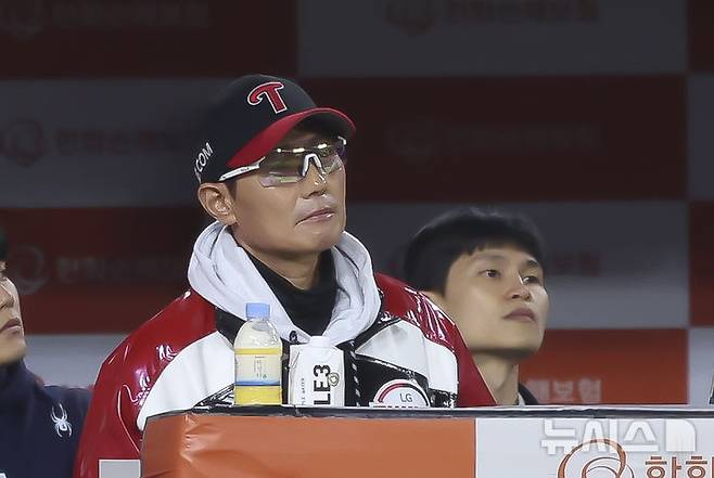 [대전=뉴시스] 김근수 기자 = 염경엽 LG 트윈스 감독이 29일 대전 중구 한화생명볼파크에서 열린 2025 KBO 한국시리즈 3차전 LG 트윈스와 한화 이글스의 경기에서 경기장을 바라보고 있다. 2025.10.29. ks@newsis.com
