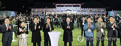 2025 APEC CEO 서밋 개회 김민석 국무총리(왼쪽 네 번째부터), 최태원 대한상공회의소 회장 등 참석자들이 28일 경주 화랑마을 어울마당에서 열린 '2025 APEC CEO 서밋'의 첫 번째 공식 행사인 환영 만찬에서 개회를 축하하며 박수치고 있다. 2025.10.28 [대한상공회의소 제공. 재판매 및 DB 금지]