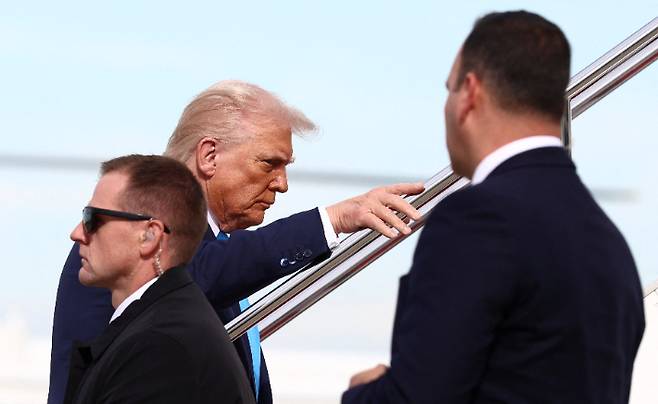 29일(현지시간) 일본 도쿄 하네다공항에서 미국 대통령 전용기 에어포스원에 오르는 도널드 트럼프 미국 대통령. 연합뉴스