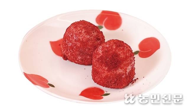 빨갛고 동그란 자두떡엔 다양한 품종의 자두가 들어간다.