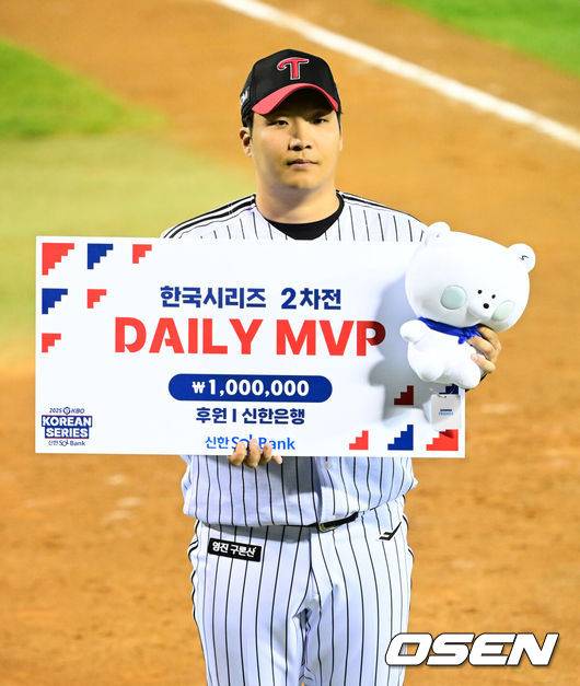 [OSEN=잠실, 지형준 기자] 쌍둥이군단이 19년 만에 한국시리즈 마운드에 오른 류현진을 넘어 시리즈 2연승을 질주했다.&nbsp;프로야구 LG 트윈스는 27일 서울 잠실구장에서 열린 2025 신한 SOL뱅크 KBO 한국시리즈(7전 4선승제) 한화 이글스와의 2차전에서 13-5 역전승을 거뒀다.&nbsp;역대 한국시리즈 1~2차전 2연승은 총 21차례 있었고, 그 중 19번 우승을 차지했다. 우승 확률 90.5%. 정규시즌 1위팀이 한국시리즈 1~2차전 2연승을 한 경우는 13번으로 100%(13/13) 우승 트로피를 들어올렸다.LG 문보경이 한국시리즈 2차전 MVP에 선정되며 포즈를 취하고 있다. 2025.10.27 /jpnews@osen.co.kr