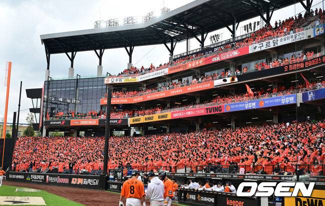 [OSEN=대전, 지형준 기자] 18일 오후 대전 한화생명볼파크에서 2025 신한 SOL Bank KBO리그 포스트시즌 플레이오프 1차전 한화 이글스와 삼성 라이온즈의 경기가 열렸다.한화는 폰세, 삼성은 가라비토를 선발 투수로 내세웠다.한화 팬들이 열띤 응원을 선보이고 있다. 2025.10.18 /jpnews@osen.co.kr