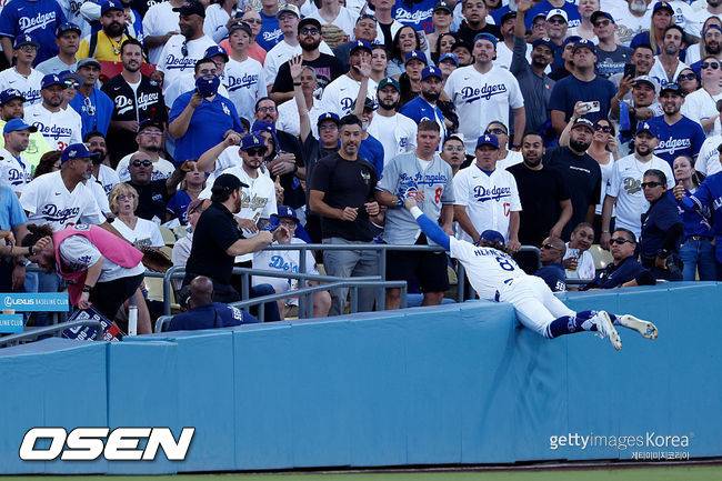 [사진] 다저스 에르난데스의 호수비. ⓒGettyimages(무단전재 및 재배포 금지)