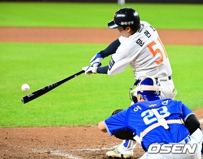 [OSEN=대전, 지형준 기자] 24일 오후 대전 한화생명볼파크에서 2025 신한 SOL Bank KBO리그 포스트시즌 플레이오프 5차전 한화 이글스와 삼성 라이온즈의 경기가 열렸다.한화는 코디 폰세, 삼성은 최원태를 선발 투수로 내세웠다.8회말 1사 1루에서 한화 문현빈이 우월 투런포를 날리고 있다. 2025.10.24 /jpnews@osen.co.kr