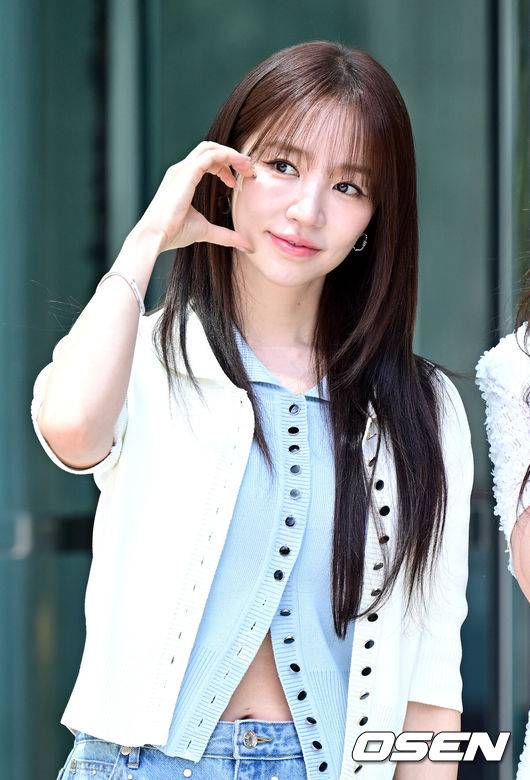 [OSEN=최규한 기자] 그룹 베이비복스(김이지, 이희진, 심은진, 간미연, 윤은혜)가 7일 오후 서울 목동 SBS에서 진행되는 라디오 '두시탈출 컬투쇼’에 게스트로 나섰다.베이비복스는 오는 9월 23년 만에 단독 콘서트를 열고 팬들과 만날 예정이다.베이비복스 윤은혜를 비롯한 멤버들이 방송국에 들어서며 인사를 전하고 있다. 2025.08.07 / dreamer@osen.co.kr