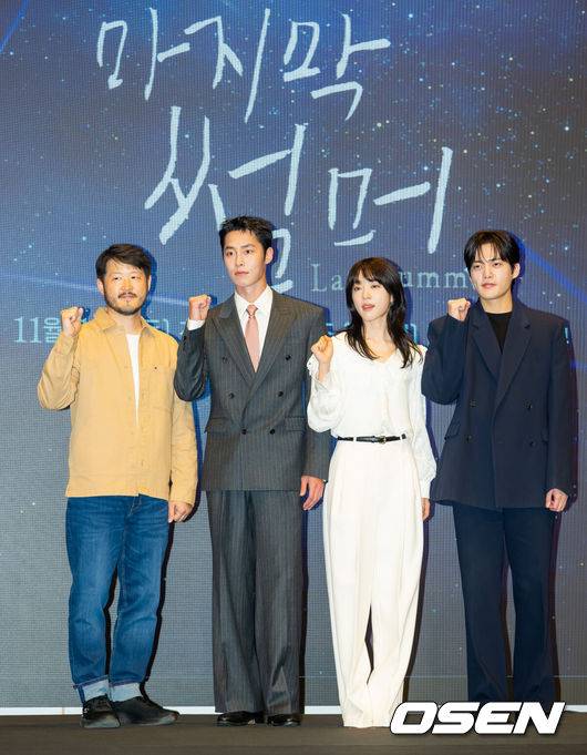 [OSEN=민경훈 기자] 29일 서울 구로구 더세인트 그랜드볼룸에서 KBS 2TV 새 토일 미니시리즈 '마지막 썸머' 언론 제작발표회가 열렸다. KBS2 새 토일 미니시리즈 ‘마지막 썸머’(연출&nbsp;민연홍&nbsp;극본&nbsp;전유리)는 어릴 적부터 친구인 남녀가 판도라의 상자 속에 숨겨둔 첫사랑의 진실을 마주하게 되면서 펼쳐지는 리모델링 로맨스 드라마다.감독 민연홍과 배우 이재욱, 최성은, 김건우가 포즈를 취하고 있다. 2025.10.29 / rumi@osen.co.kr