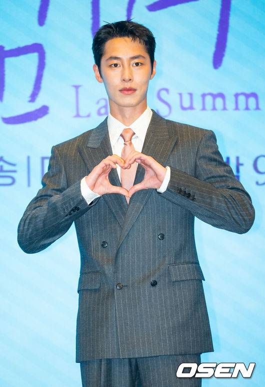 [OSEN=민경훈 기자] 29일 서울 구로구 더세인트 그랜드볼룸에서 KBS 2TV 새 토일 미니시리즈 '마지막 썸머' 언론 제작발표회가 열렸다. KBS2 새 토일 미니시리즈 ‘마지막 썸머’(연출 민연홍 극본 전유리)는 어릴 적부터 친구인 남녀가 판도라의 상자 속에 숨겨둔 첫사랑의 진실을 마주하게 되면서 펼쳐지는 리모델링 로맨스 드라마다.배우 이재욱이 입장하며 포즈를 취하고 있다. 2025.10.29 / rumi@osen.co.kr