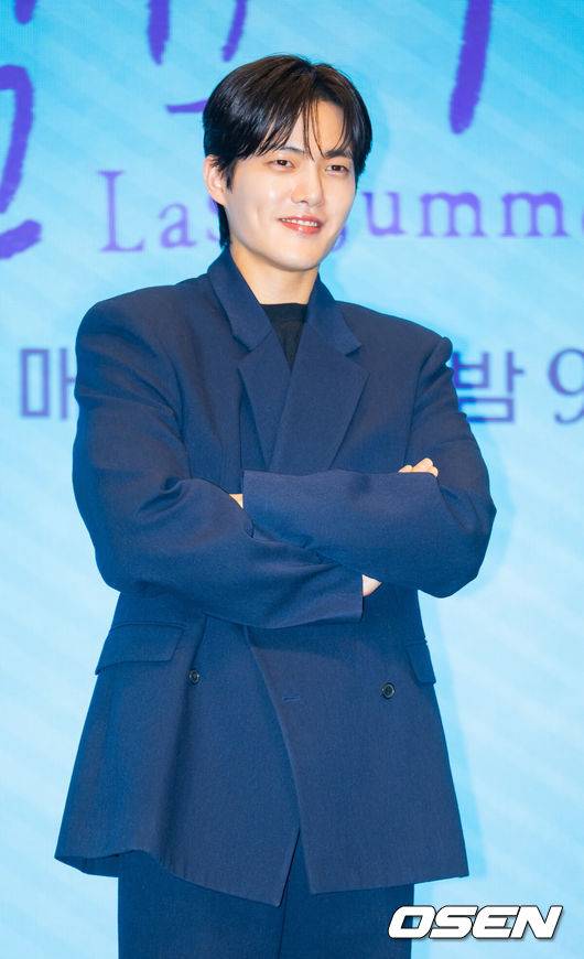 [OSEN=민경훈 기자] 29일 서울 구로구 더세인트 그랜드볼룸에서 KBS 2TV 새 토일 미니시리즈 '마지막 썸머' 언론 제작발표회가 열렸다. KBS2 새 토일 미니시리즈 ‘마지막 썸머’(연출&nbsp;민연홍&nbsp;극본&nbsp;전유리)는 어릴 적부터 친구인 남녀가 판도라의 상자 속에 숨겨둔 첫사랑의 진실을 마주하게 되면서 펼쳐지는 리모델링 로맨스 드라마다.배우 김건우가 포즈를 취하고 있다. 2025.10.29 / rumi@osen.co.kr