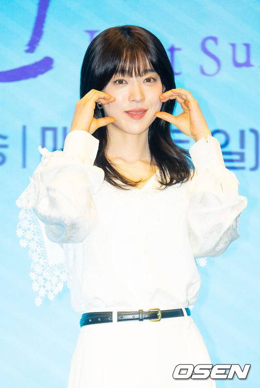 [OSEN=민경훈 기자] 29일 서울 구로구 더세인트 그랜드볼룸에서 KBS 2TV 새 토일 미니시리즈 '마지막 썸머' 언론 제작발표회가 열렸다. KBS2 새 토일 미니시리즈 ‘마지막 썸머’(연출 민연홍 극본 전유리)는 어릴 적부터 친구인 남녀가 판도라의 상자 속에 숨겨둔 첫사랑의 진실을 마주하게 되면서 펼쳐지는 리모델링 로맨스 드라마다.배우 최정은이 입장하며 포즈를 취하고 있다. 2025.10.29 / rumi@osen.co.kr