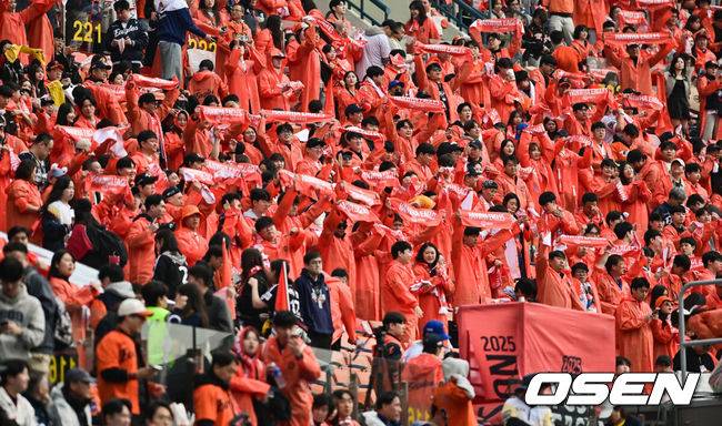 [OSEN=잠실, 박준형 기자] 한 달 가까이 쉰 정규시즌 1위팀이 한국시리즈 1차전에서 이렇게 맹타를 휘두른 경기가 있었나. LG가 시리즈 기선을 제대로 제압하고 우승확률 73.2%를 따냈다.&nbsp;프로야구 LG 트윈스는 26일 서울 잠실구장에서 열린 2025 신한 SOL뱅크 KBO 한국시리즈(7전 4선승제) 한화 이글스와의 1차전에서 8-2로 승리했다.&nbsp;한화 팬들이 열띤 응원을 펼치고 있다.   2025.10.26 / soul1014@osen.co.kr