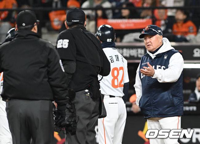 [OSEN=대전, 손용호 기자] 29일 대전 한화생명볼파크에서 2025 신한 SOL Bank KBO리그  한국시리즈 3차전 한화 이글스와 LG 트윈스의 경기가 열렸다.이날 경기에 한화는 폰세를, LG는 손주영을 선발투수로 내세웠다. 2회말 1사 1,2루 이도윤의 내야플라이를 LG 오지환이 영리한 플레이로 병살 플레이를 만들자 김경문 감독이 항의하고 있다. 2025.10.29 /spjj@osen.co.kr