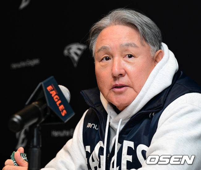 [OSEN=대전, 지형준 기자] 29일 대전시 중구 부사동 대전한화생명볼파크에서 2025 신한 SOL Bank KBO리그 포스트시즌 한국시리즈 3차전 한화 이글스와 LG 트윈스의 경기가 진행됐다.이날 경기에 한화는 폰세를, LG는 손주영을 선발투수로 내세웠다. 경기에 앞서 한화 김경문 감독이 인터뷰를 하고 있다. 2025.10.29 /jpnews@osen.co.kr