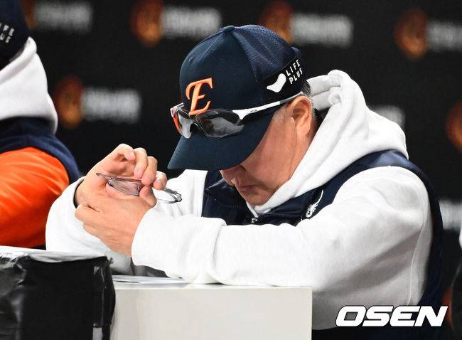 [OSEN=대전, 지형준 기자] 29일 대전시 중구 부사동 대전한화생명볼파크에서 2025 신한 SOL Bank KBO리그 포스트시즌 한국시리즈 3차전 한화 이글스와 LG 트윈스의 경기가 진행됐다.이날 경기에 한화는 폰세를, LG는 손주영을 선발투수로 내세웠다. 한화 김경문 감독이 경기를 지켜보며 생각에 잠겨 있다. 2025.10.29 /jpnews@osen.co.kr